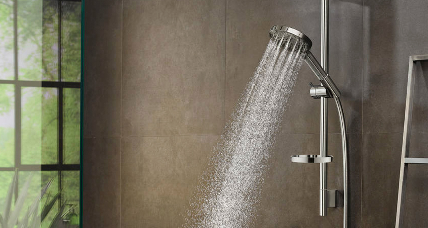 Suihku valuttaa vettä kylpyhuoneessa.