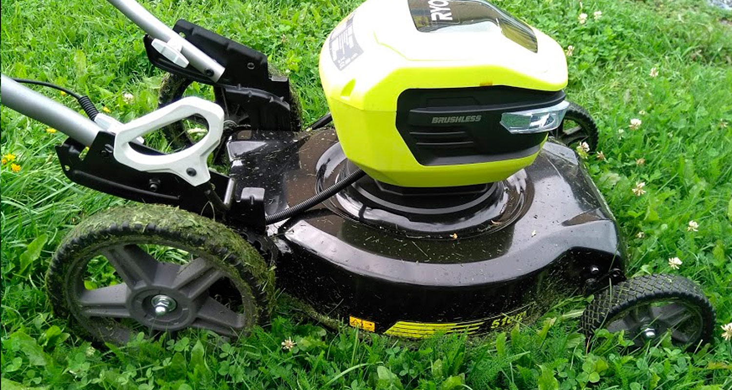 K-Raudassa myynnissä oleva Ryobin akkuruoholeikkuri RY36LMMX51A-140 nurmikolla valmiina ruohonleikkuuseen