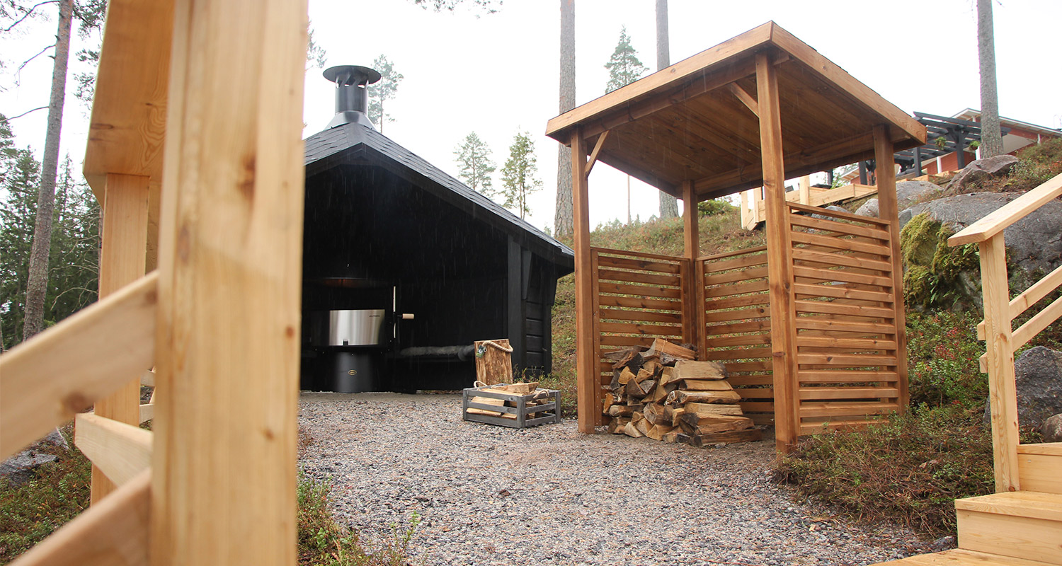 Huvila & Huussi -ohjelmassa Tuomas Kyrön mökkipiha remontoitiin täydellisesti K-Raudan avulla, Kuvassa grillikota ja halkokatos.