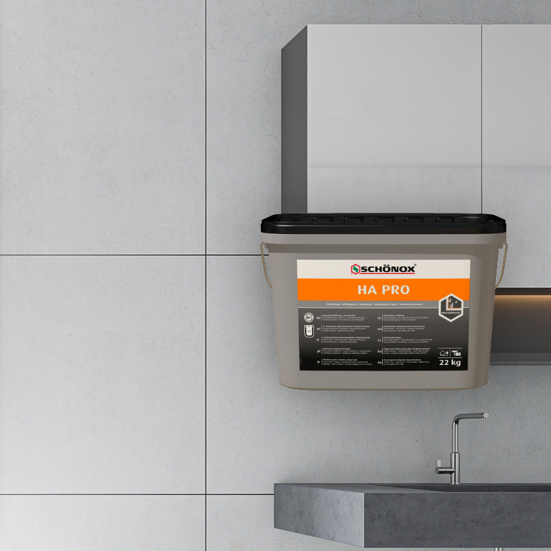 Kylpyhuoneen seinä ja Schönox HA Pro -vedeneristeen pakkaus