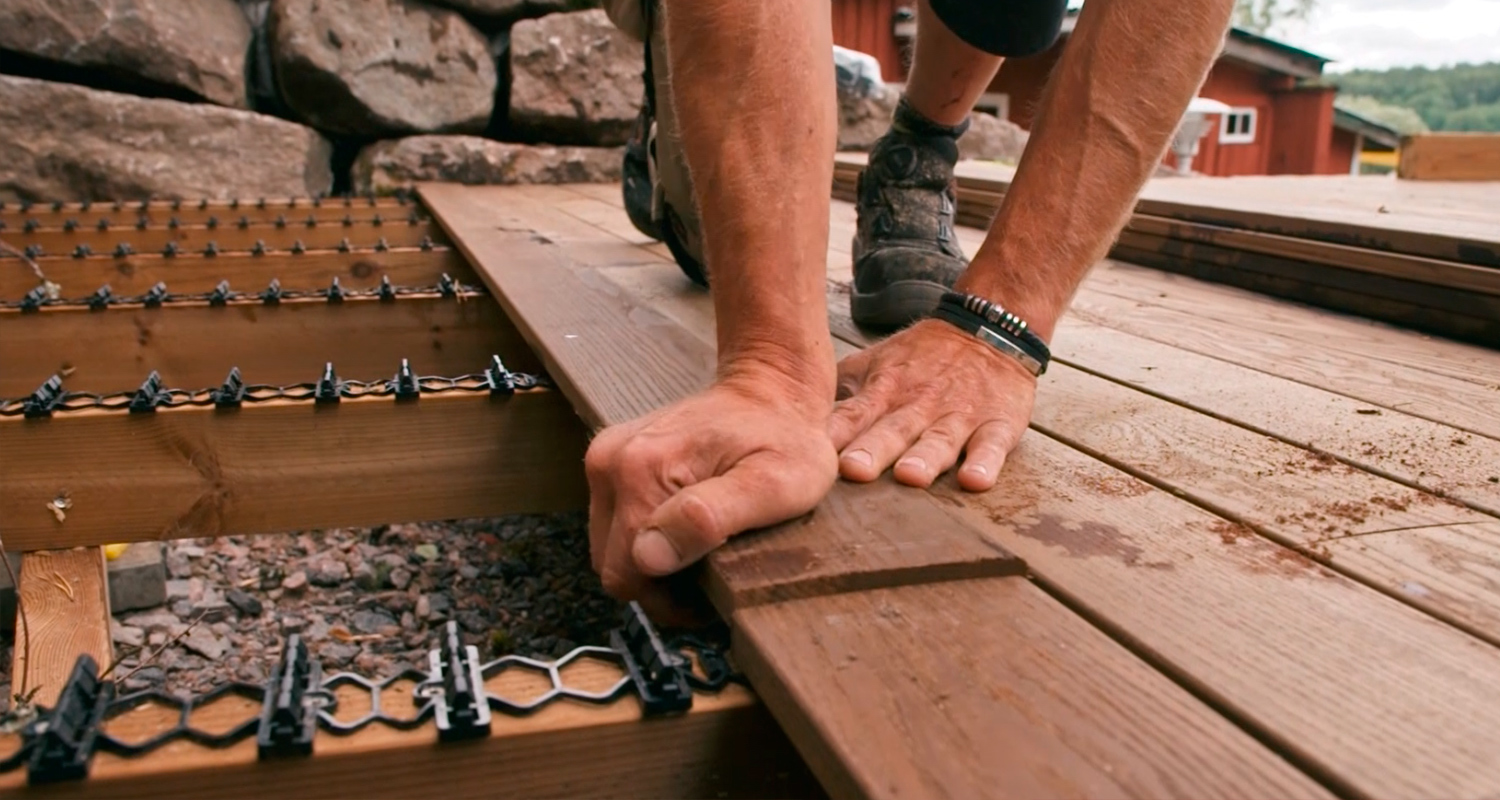 Thermory PaCS® Strip -terassin rakentaminen Huvila & Huussi -ohjelmassa