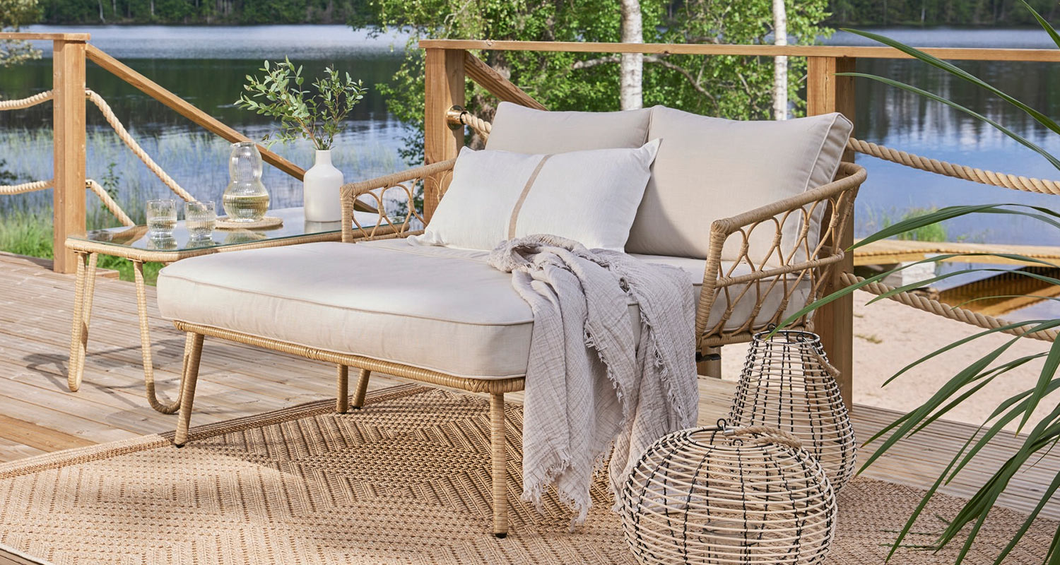 Välimerellinen puutarha ja terassi toteutettuna K-Raudan tuotteilla.