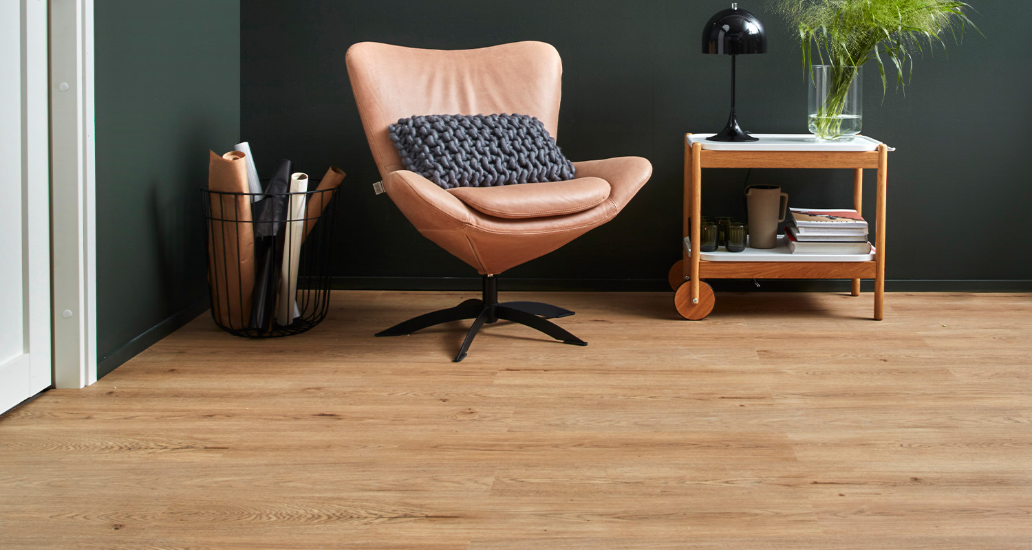 Cellon vinyylilankku lattiassa huonetilassa. Vinyylilankkua on saatavissa useissa ei sävyissä