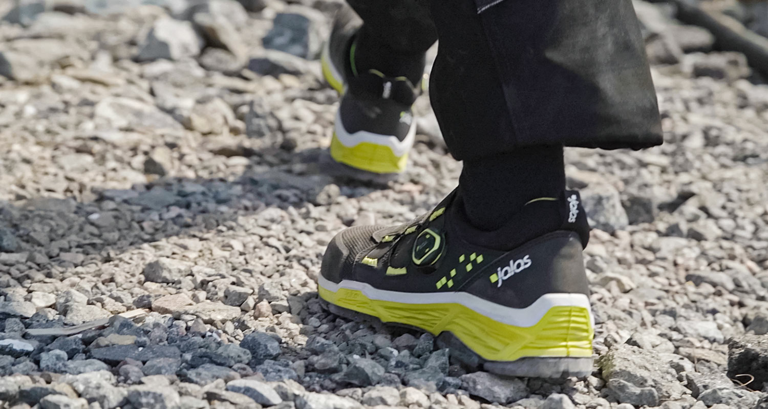 Kuvassa Jalaksen mustakeltaiset matalavartiset turvakengät vaikkapa kesäiselle työmaalle. Kengät mallia 2068 TIO Jalas, K-Raudan valikoimista. 