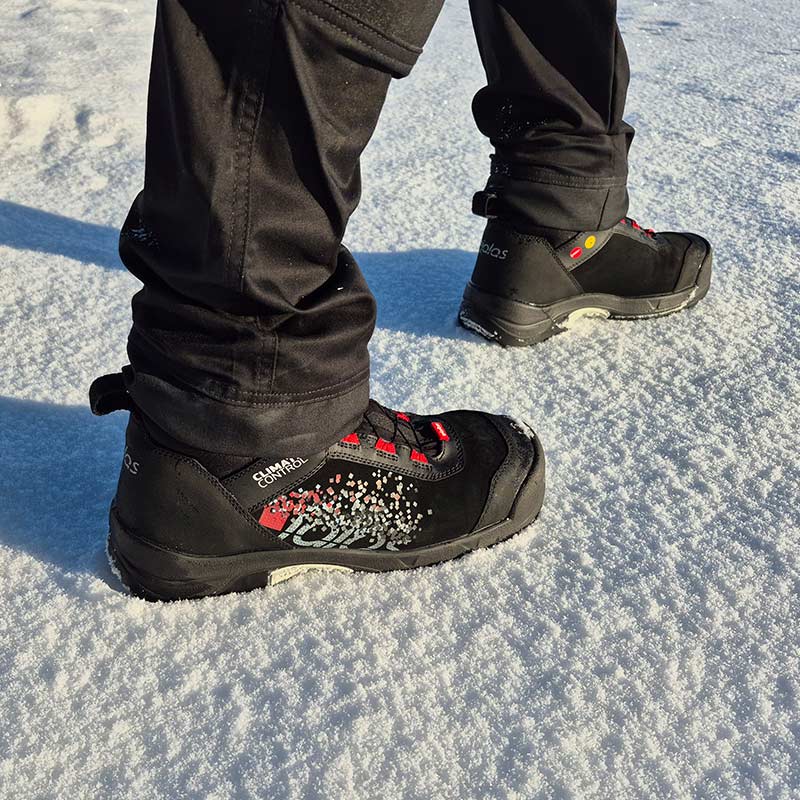 Kuvassa ammattilaisella testissä lumisissa olosuhteissa Jalas Zenit 2718 -turvajalkineet. Näitä ja muita turvajalkineita myy K-Rauta.