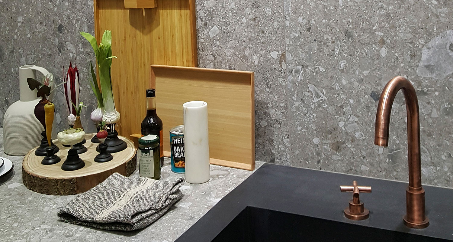 Kivikuvioinen Cellon lattialaatta keittiön välitilassa