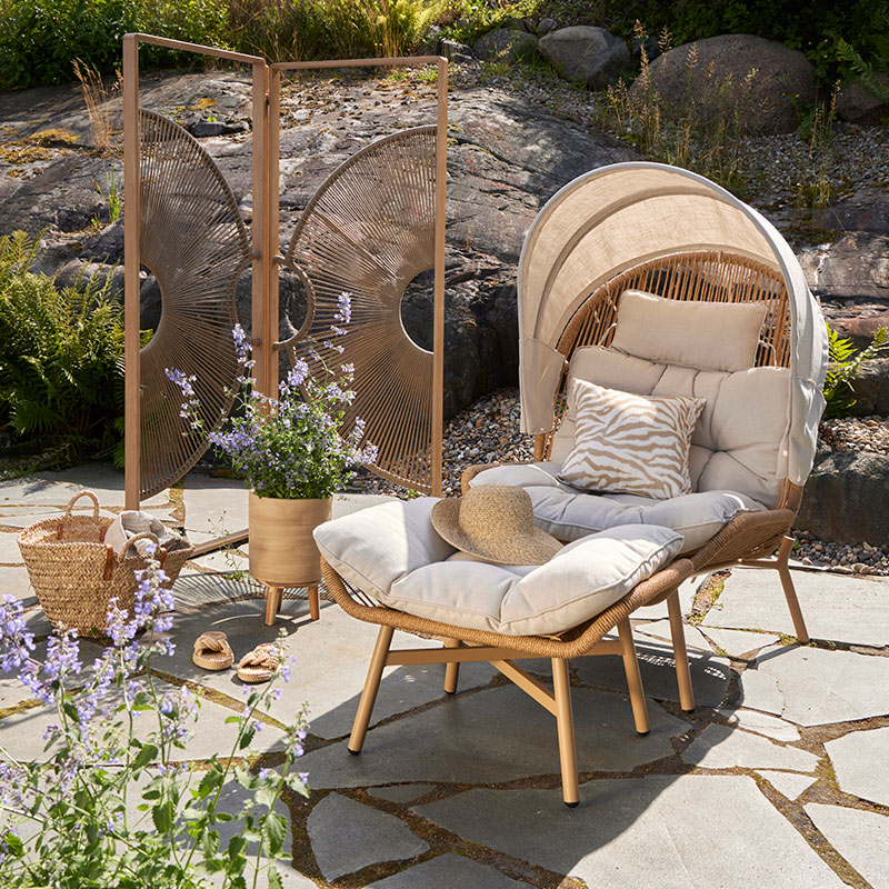 Kevätmessuilla Helsingin Messukeskuksessa 26.–29.3.2026 esillä olevia K-Raudan tuotteita, lepotuoli ja sermi pihamaalla.