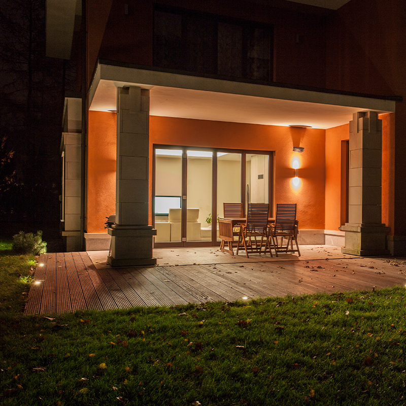 Pistorasiaan asennettava Led Energie -terassi ja porrasvalosarja.