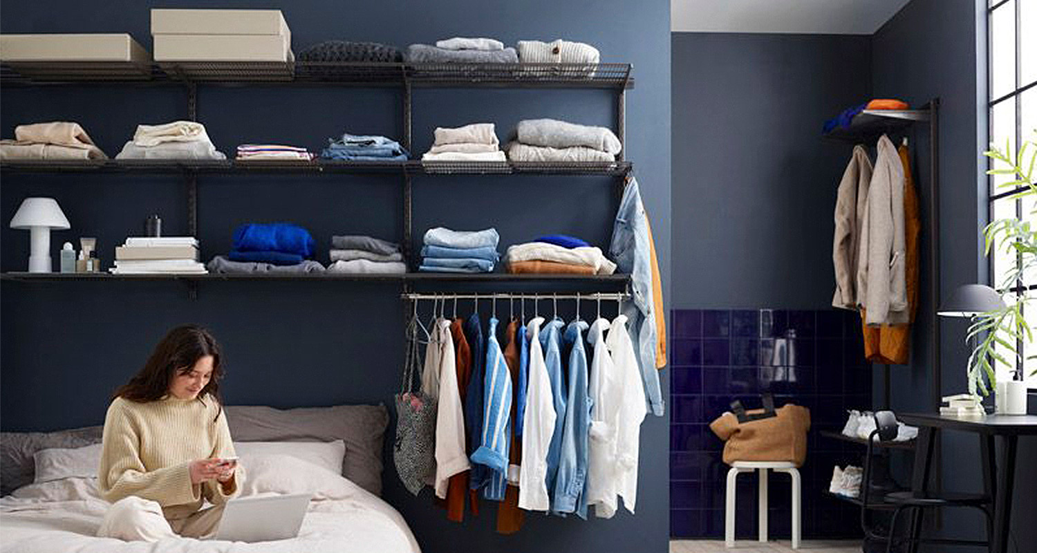 Kuvassa näkyy Elfa-säilytysjärjestelmä, josta löytyy erilaisia osia sopivan kokonaisuuden rakentamiseen. Elfa-tuotteet K-Raudasta. 