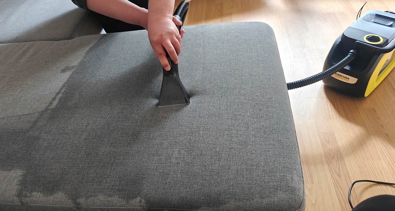 Testissä kuluttajalla kompaktin kokoinen tekstiilipesuri Kärcher Se 3 Compact sohvan puhdistuksessa. Tuote on K-Raudan valikoimista. 