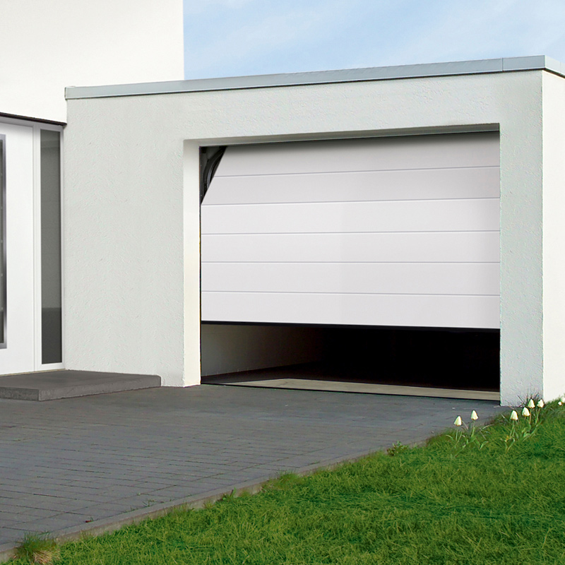 Puoliksi avoin valkoinen autotallin ovi modernissa talossa, harmaa piha ja nurmikko