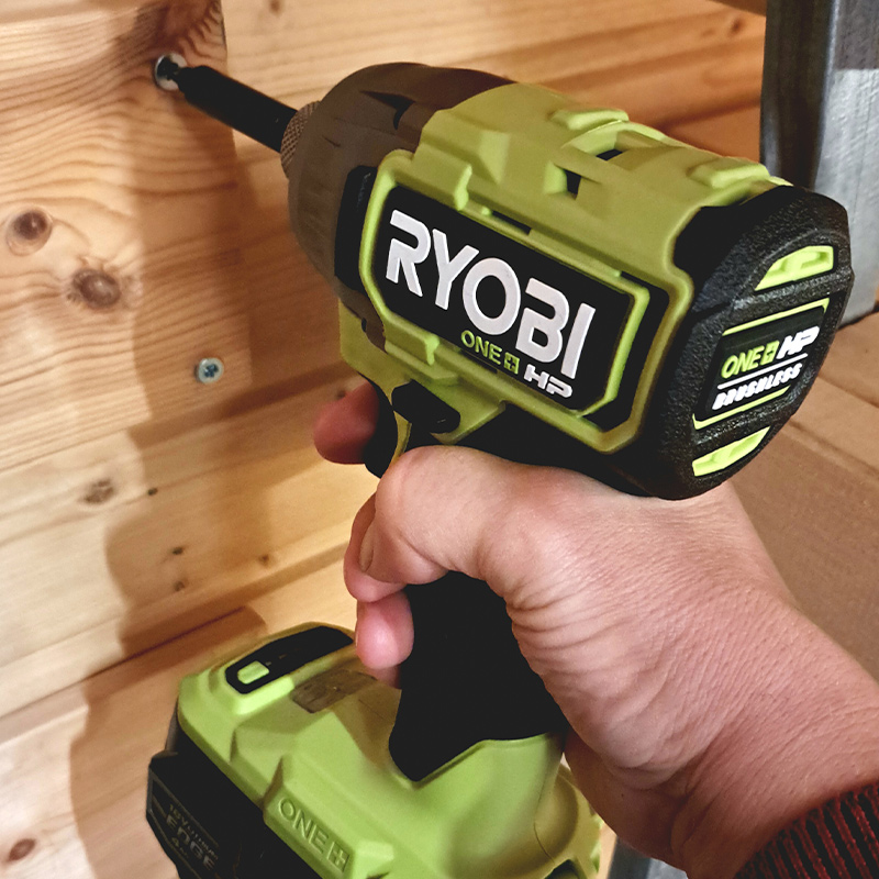 Lähikuvassa iskevä akkuruuvinväännin Ryobi RID18X1-0 18V ONE+ HP. Tuote on K-Raudan valikoimista.
