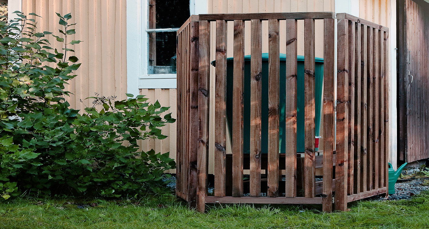 Itse tehty sadevesitynnyrin näkösuoja talon päädyssä. Näkösuoja on rakennettu K-Raudan ohjeilla ja tarvikkeilla.