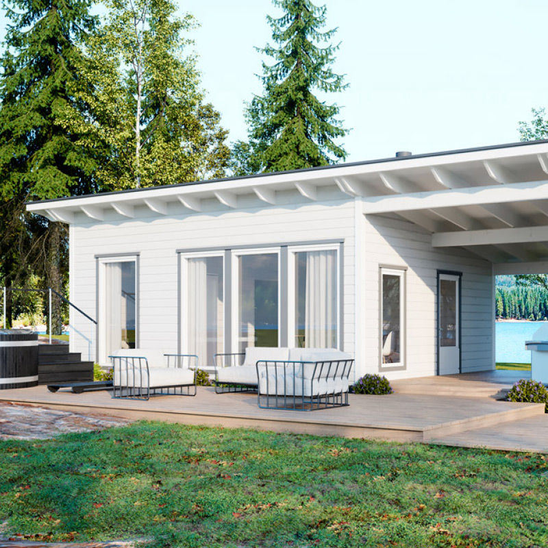 Valkoinen hirsimökki järven rannalla metsätaustalla, terassilla tuolit ja palju