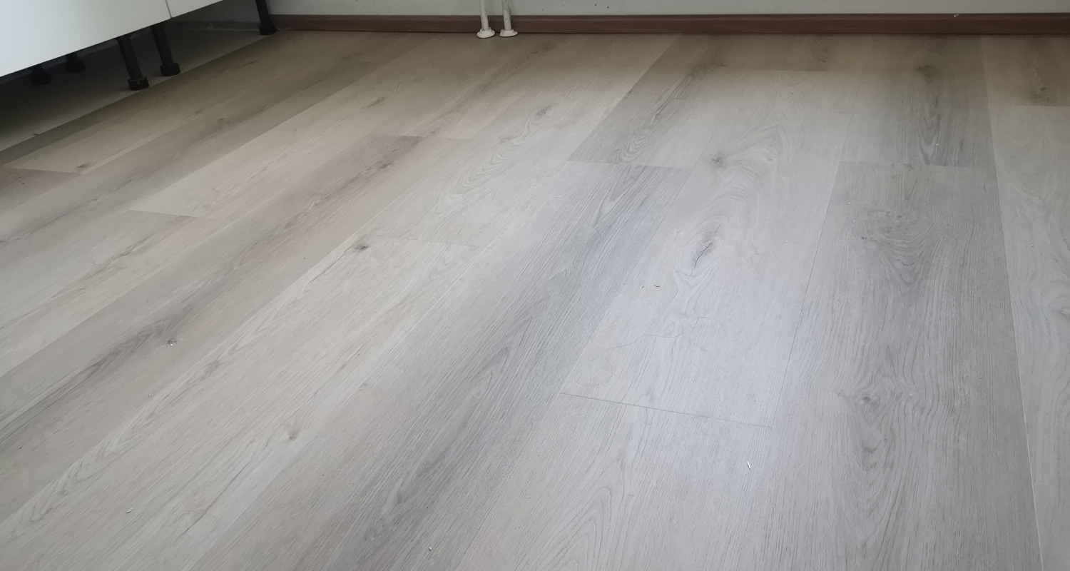 Valmis lattia, jossa Cello Sidney -vinyylilankku