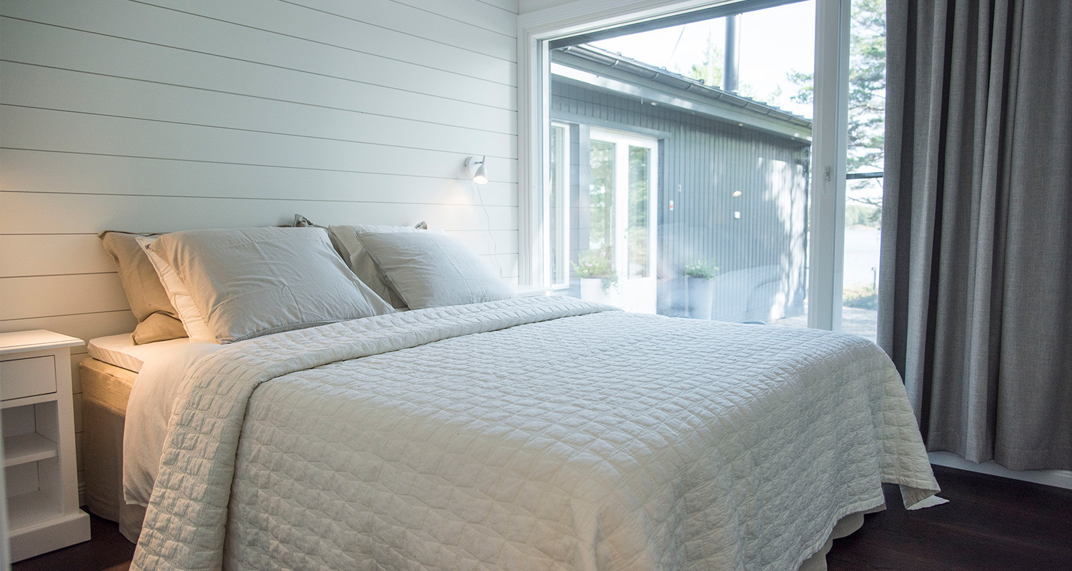 K-Rauta oli mukana remontoimassa Jere ja Jaana Lehtisen kesämökkiä Huvila & Huussi -ohjelmassa. Kuvassa uusittu makuuhuone.