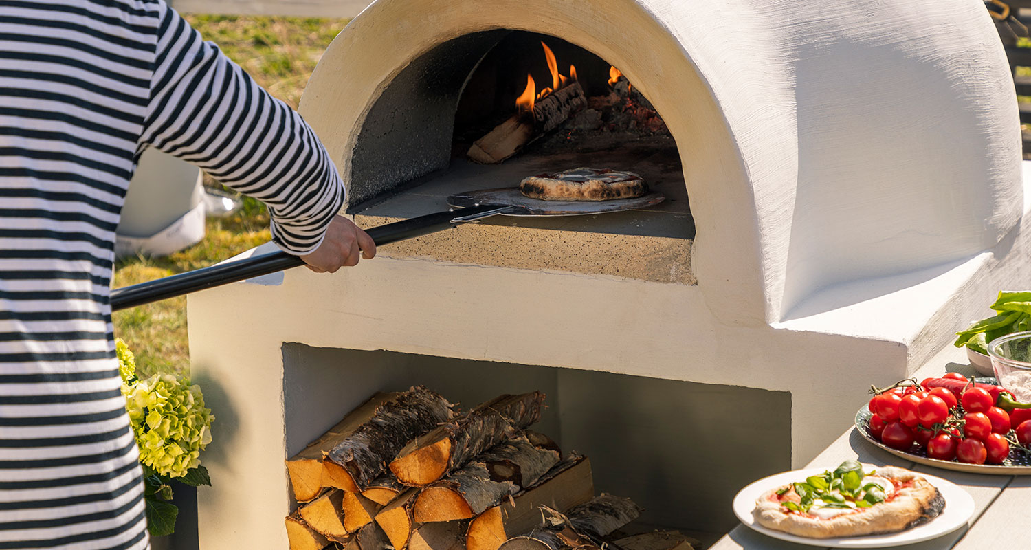 Pizzan paisto itse tehdyssä ulkopizzauunissa
