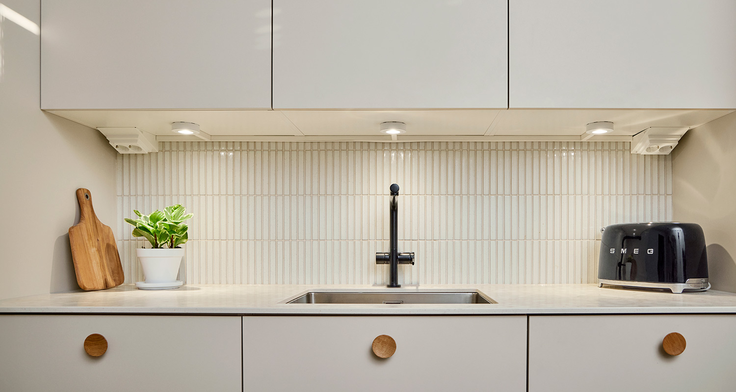 Lähikuvassa uuden keittiön vesipiste. Keittiö on Cello-keittiön valikoimista K-Raudasta. Kaikki muut pintamateriaalit keittiöön hankittiin myös K-Raudasta.