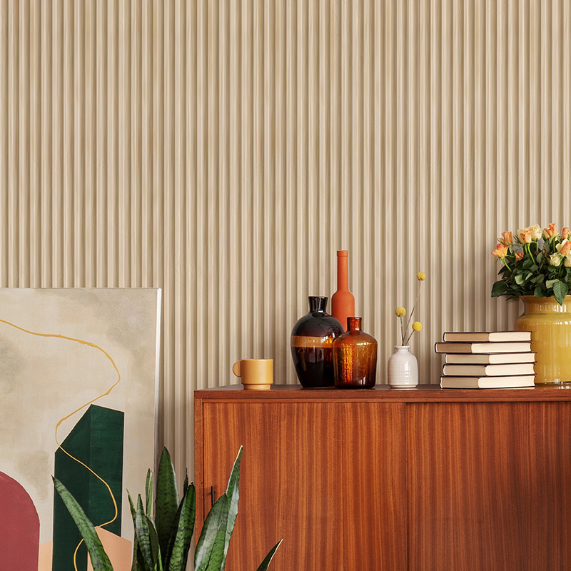 Kuvan huoneen seinässä vaalea puunvärinen sisustuspaneeli Cello 15x95x2370 negatiivinen sormipaneeli päätypontattu mänty, myynnissä K-Raudassa