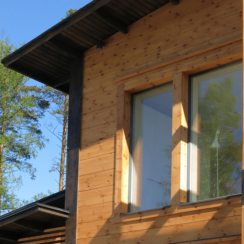 Kuvassa talon seinää joka maalattu kuullotteella, josta kuultaa puun oma pinta läpi.