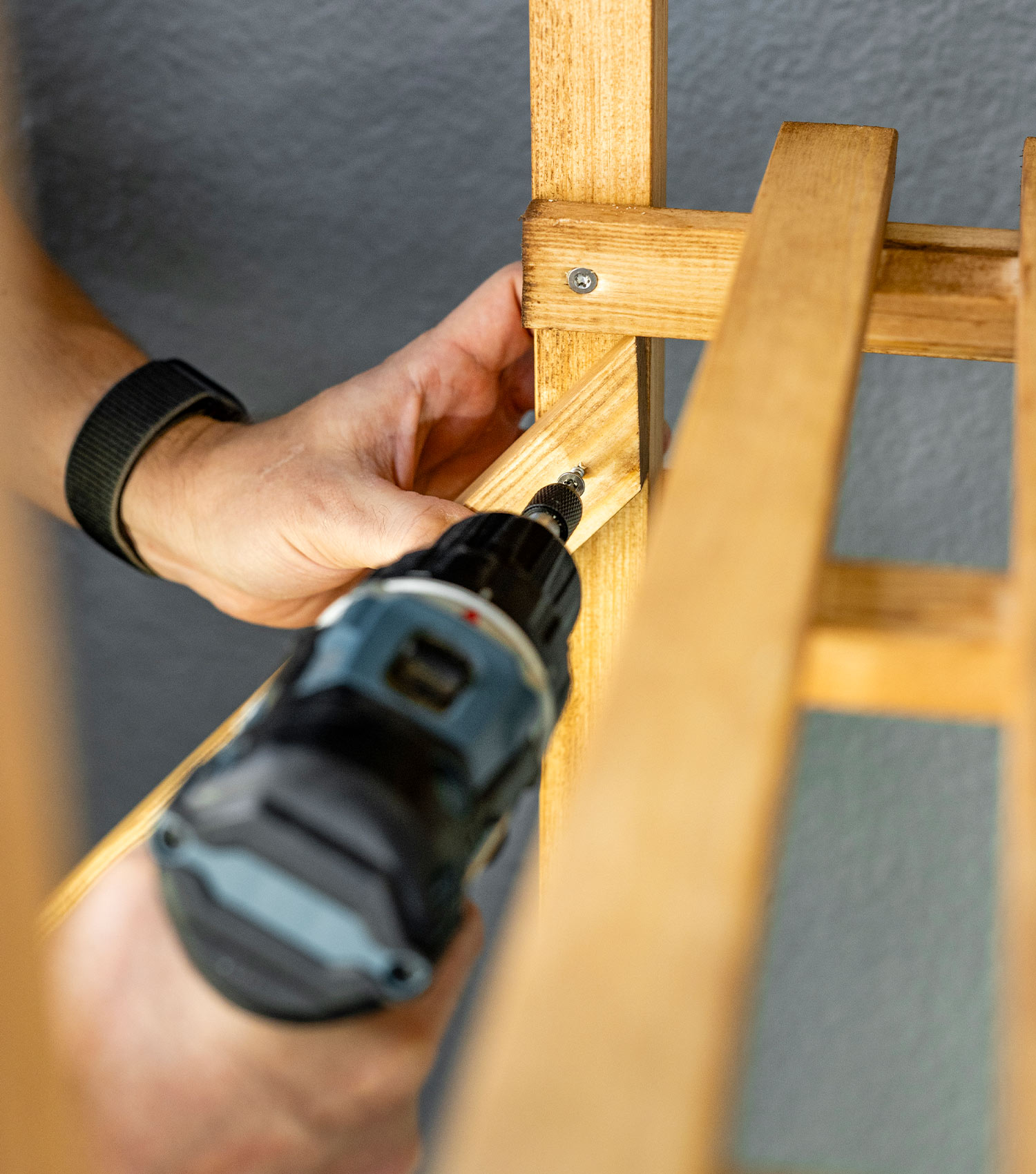 Tee itse parvekehylly ja oleskelunurkkaus: Runko-osien kiinnitäminen.