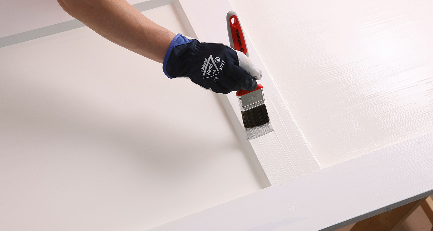 Vanhan oven maalaus käynnissä valkoisella kalustemaalilla