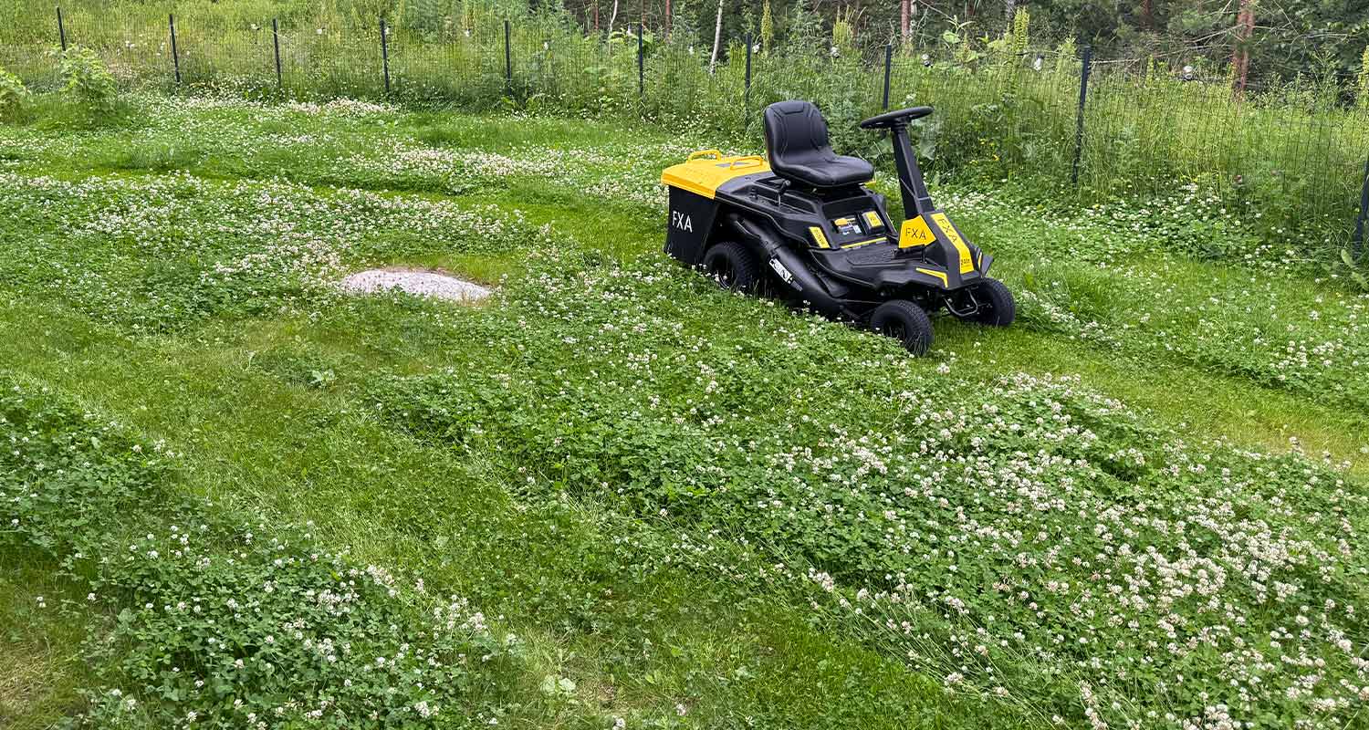 tuotetesti-fxa-d225-ajoleikkuri-ja-3m-worktunes-connect-solar-kuulosuojaimet-krauta-ak-leikkurin-ajojalki