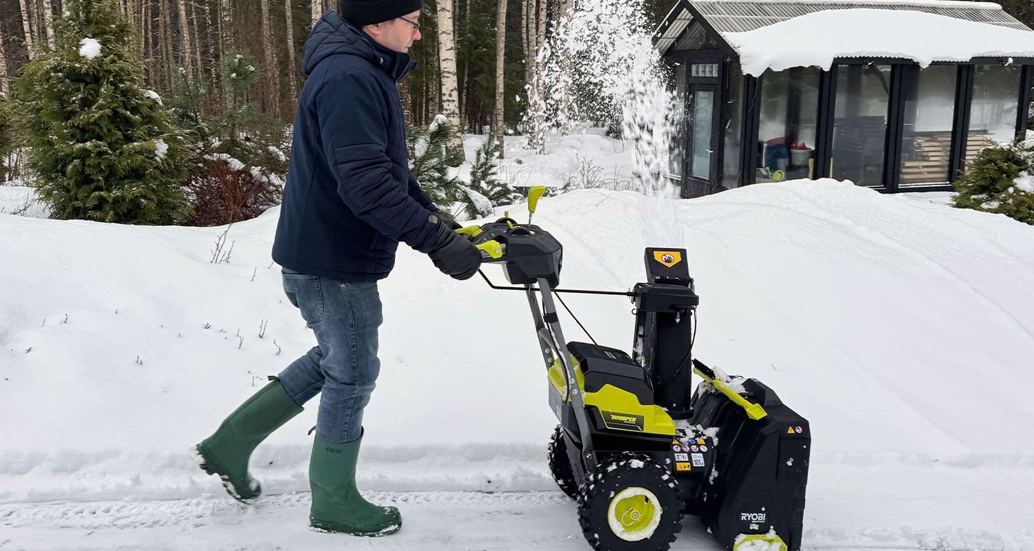 Testissä kuluttajalla pihamaallaan Ryobi RY36STX56A-250 36V Max Power, tuote on K-Raudan valikoimista.
