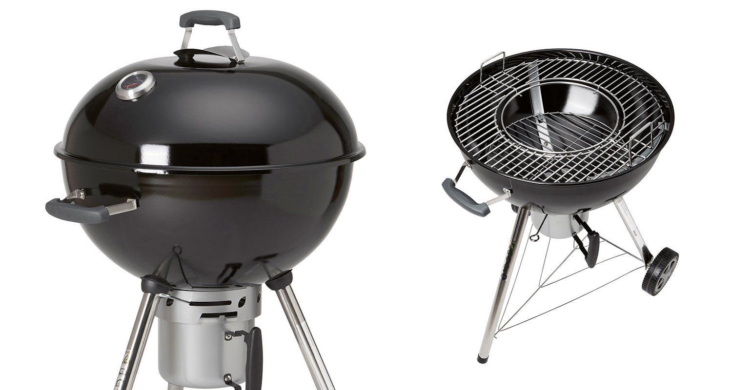 Musta pallogrilli: kuvassa suljettu kansi lämpömittarilla ja avoin ritilä, jalat sekä pyörät