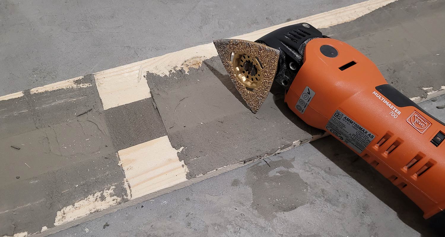 Lähikuvassa akkumonitoimikone FEIN AMM 700 Max Top AmpShare 2x4,0Ah tarvikkeilla, tuote myynnissä K-Raudassa