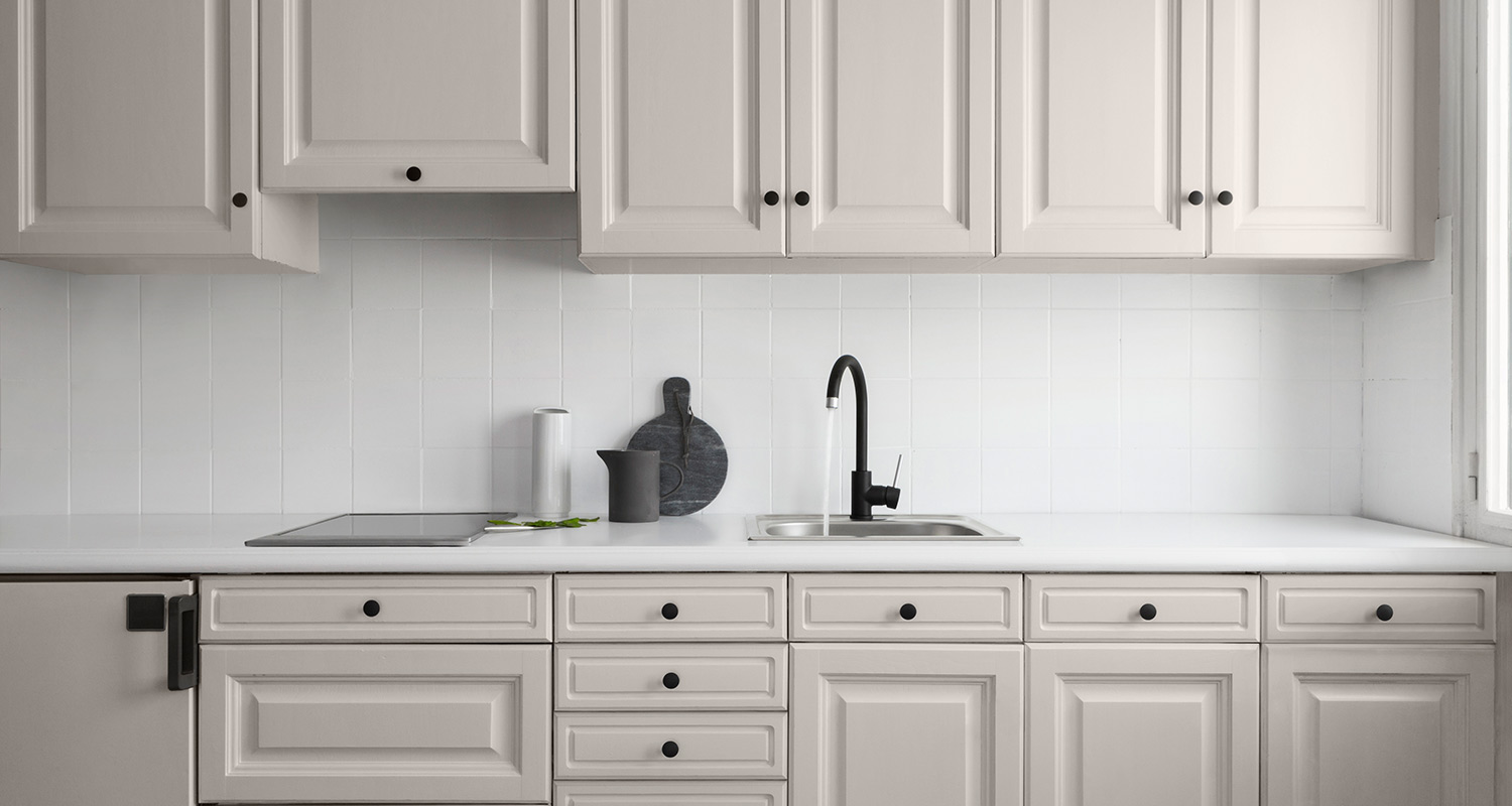 Keittiön kaapit ja välitila maalattu V33-maalilla