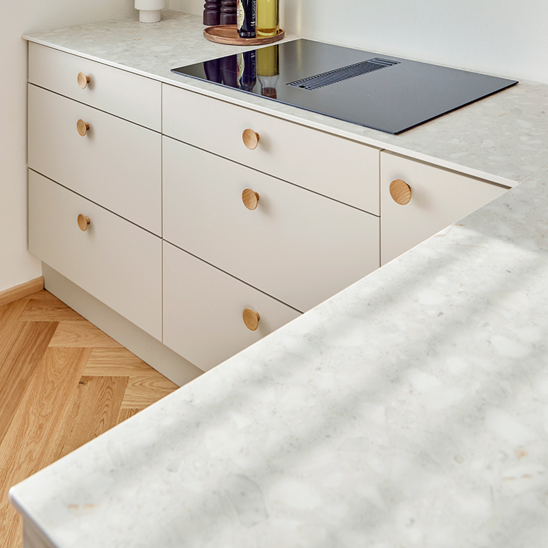 Kuvassa Cello-keittiöiden vaalea keittiötaso, jonka löydät K-Raudasta.