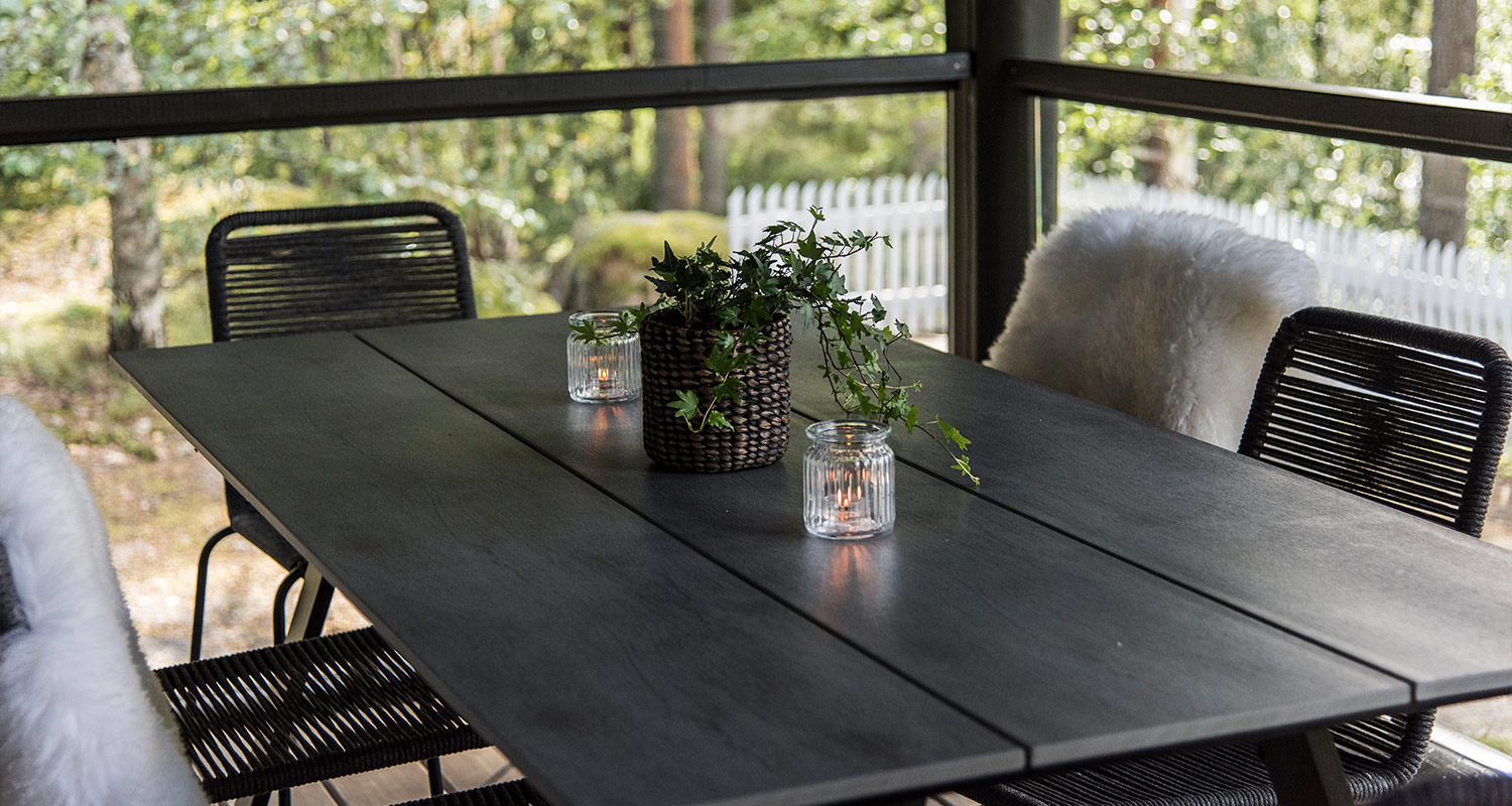 Huvila & Huussi -ohjelmassa remontoitu kesämökin terassi. Kuvassa ruokailusetti.