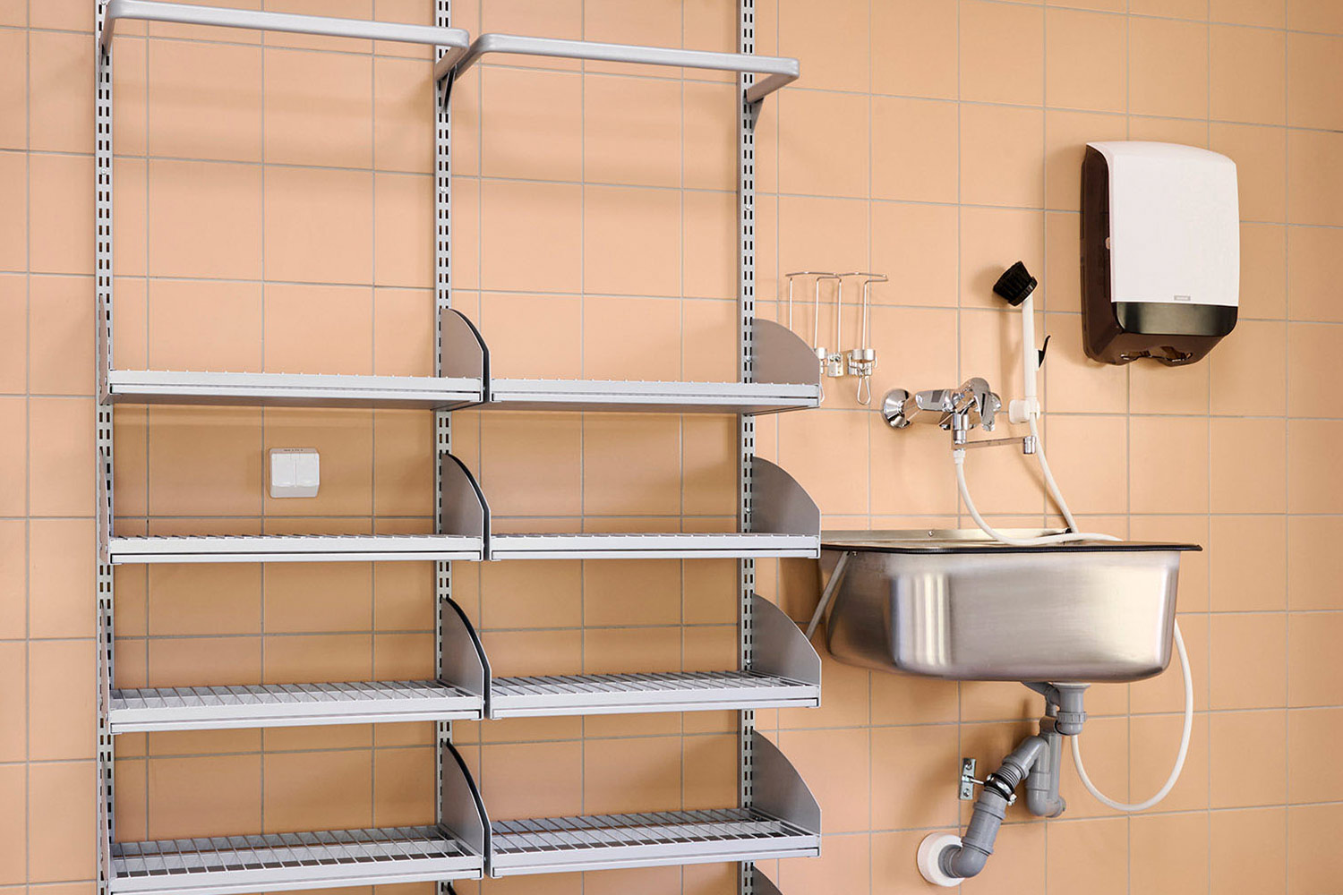 Sompion päiväkodin pesutiloissa ja luokkahuoneiden seinissä on Vitran Color 2.0 -sarjan sävy Rose Cream.