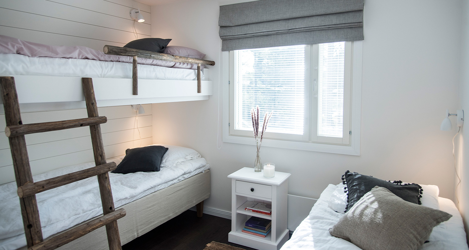 K-Rauta oli mukana remontoimassa Jere ja Jaana Lehtisen kesämökkiä Huvila & Huussi -ohjelmassa. Kuvassa uusittu pieni makuuhuone, jossa kerrossänky sekä yksi sänky.