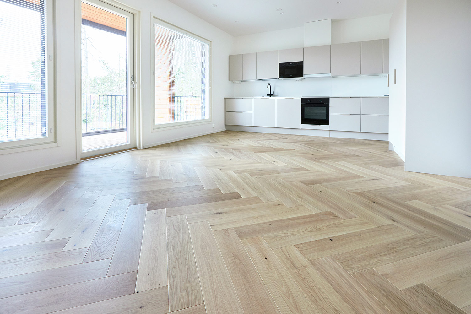 Asunnon lattiassa on näyttävä Cello kalanruotoparketti, väri Balos. Tuote löytyy K-Raudan valikoimista.