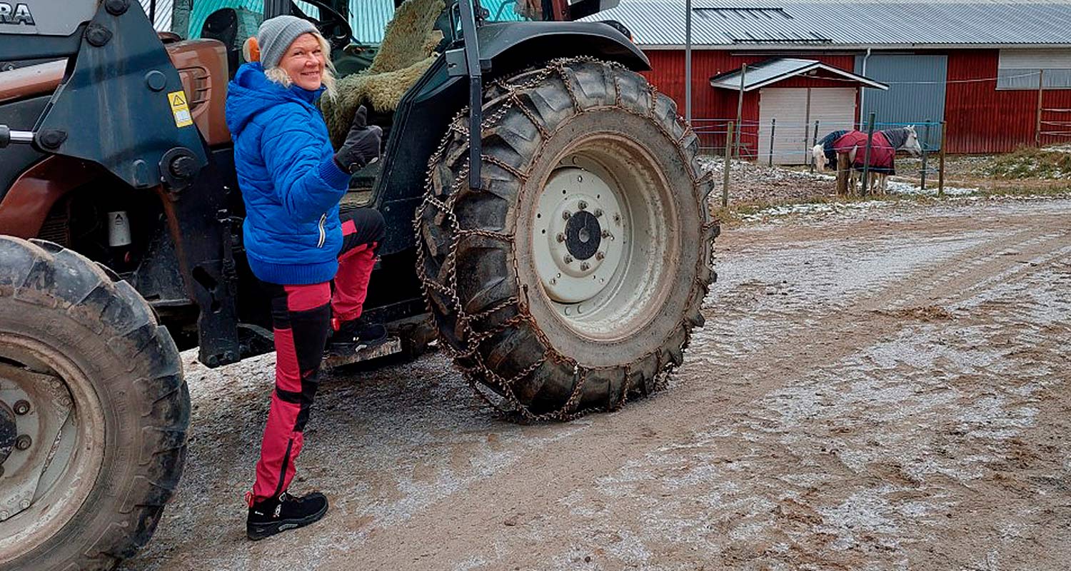 Tuotetesti: Jalas 9988 Exalter GTX turvakengät, traktoriin kiipeämässä turvakengät jalassa