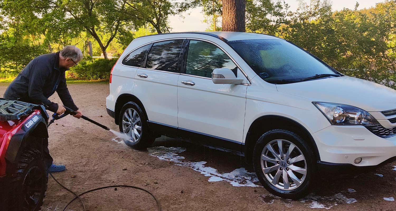 Käynnissä auton pesu painepesuri Nilfisk Premium 200-15 ja Nilfisk-jatkovarren avulla.