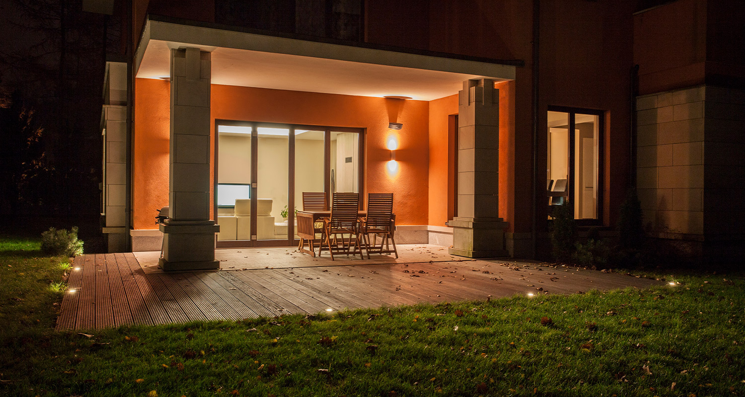 Pistorasiaan asennettava Led Energie -terassi ja porrasvalosarja.