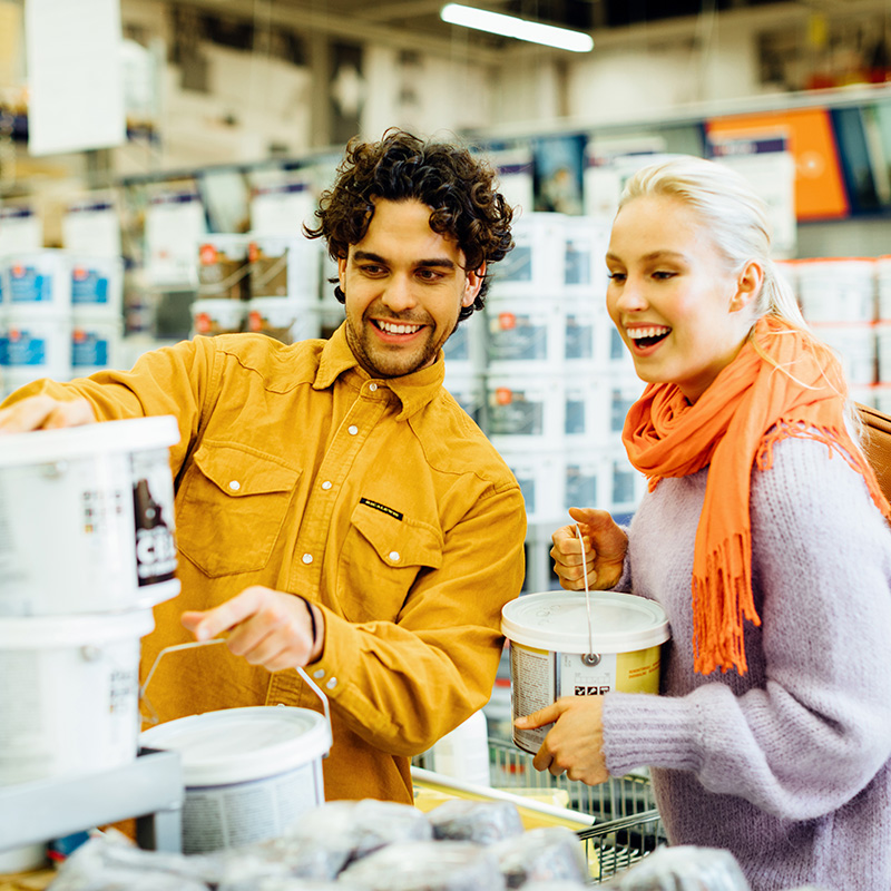 Asiakkaat K-Raudassa maalia valitsemassa