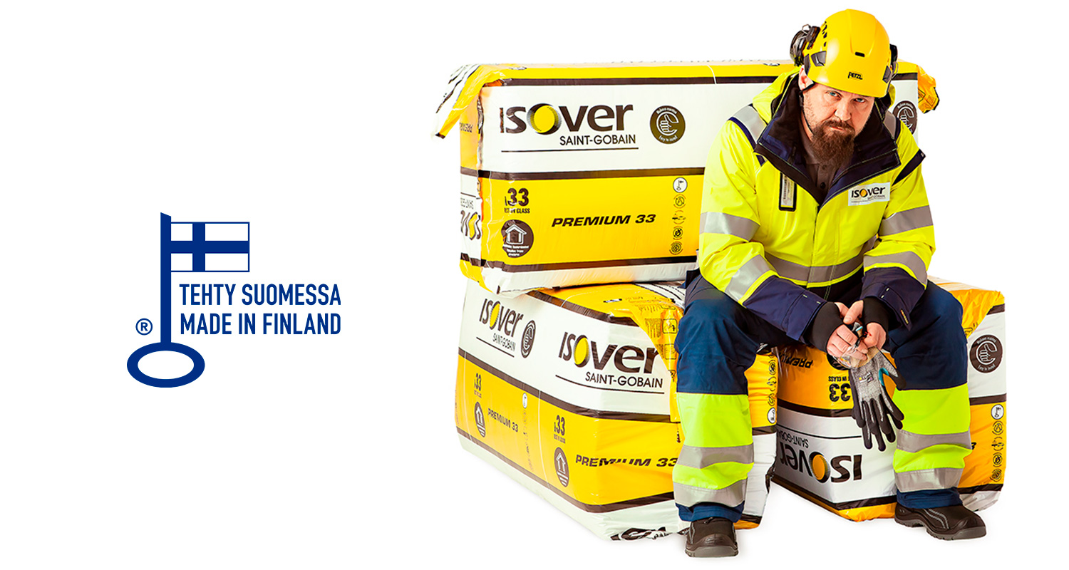 Työmies istuu ISOVER PREMIUM 33 eristevillalevypakkausten päällä