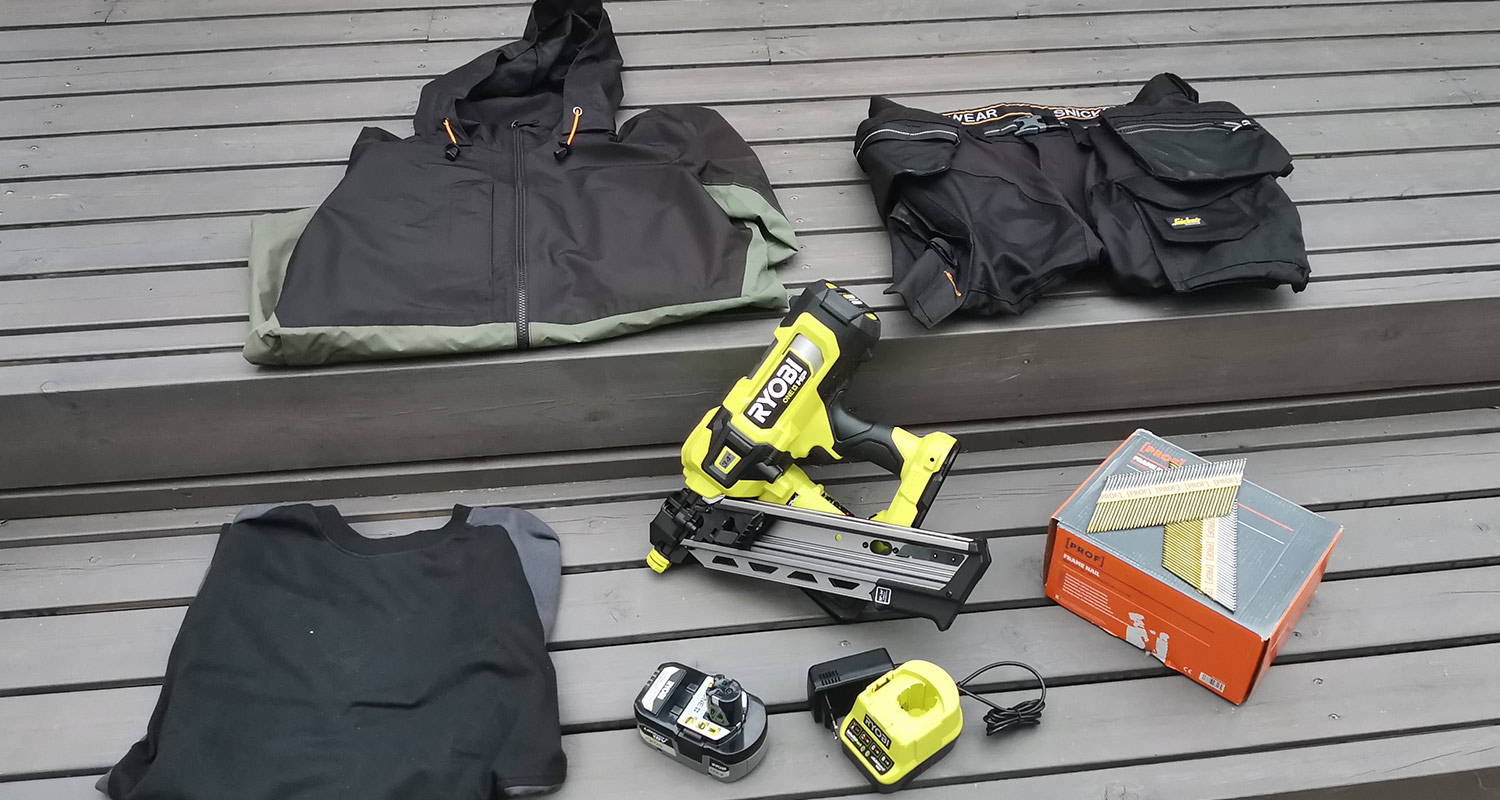 Kuvassa testaajalle kokeiltavaksi mennyt tuotepaketti, jossa on Ryobin runkonaulain RFN1834X-0 ONE+, Ryobin akku ja laturi RC18120-140X 18V, konenaula PROF 3,1X90 mm (2080 kpl/ltk) sekä seuraavat Snickersin työvaatteet: takki 1304-3104, paita 2840-0458 ja housut 6590-0404. Tuotteet löytyvät K-Raudan valikoimista.  