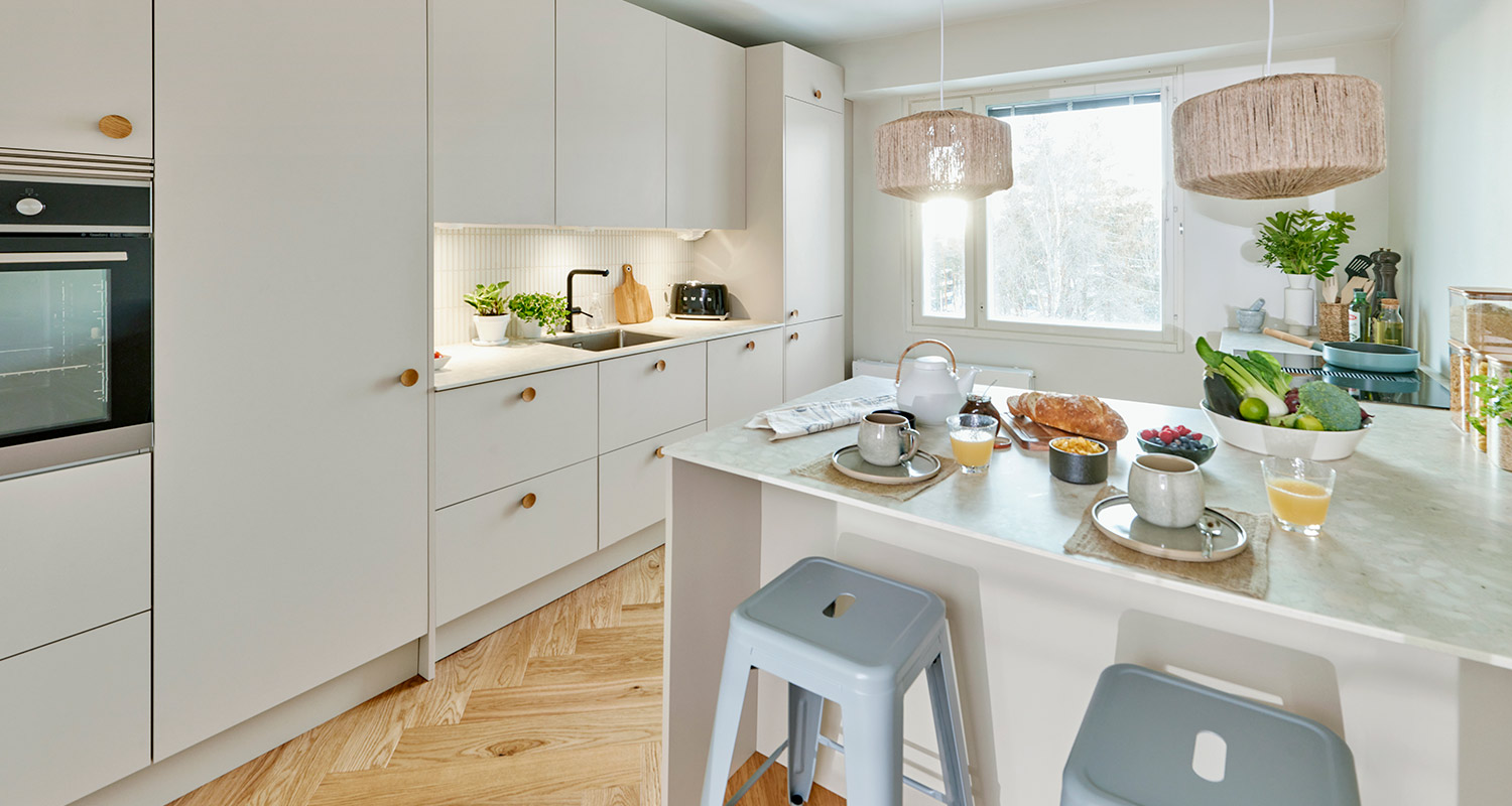 Uusi keittiö, jonka kaapit, tasot, allas, vetimet ja kodinkoneet löytyvät K-Raudan Cello-keittiöiden valikoimista. Myös muut keittiön pintamateriaalit ovat K-Raudan valikoimista.