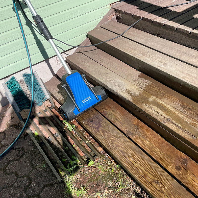 Testissä portaiden pesussa Nilfisk Cleaner TC50 -terassipesuri. Tuote K-Raudan valikoimista!