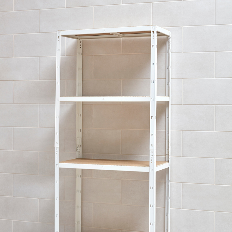 Valkoinen metallihylly kolmitasoisilla puutasohyllyillä harmaalla laatoitetulla seinällä