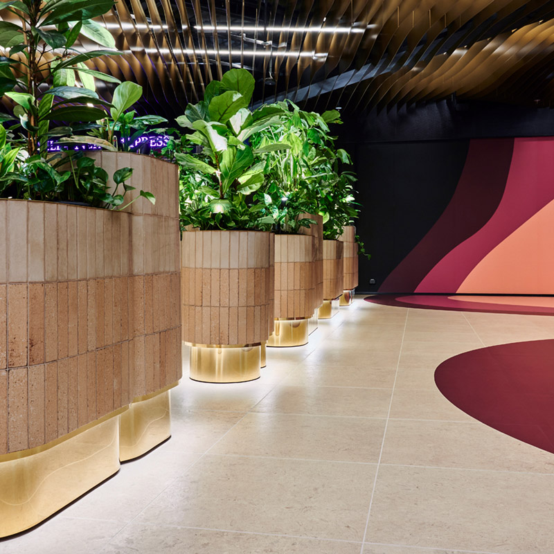 Kauppakeskus Redin Food Port -ravintolamaailman lattiassa on kivikuvioinen lattialaatta Caractér valkoinen 60x60. Tuote K-Raudan valikoimista. 