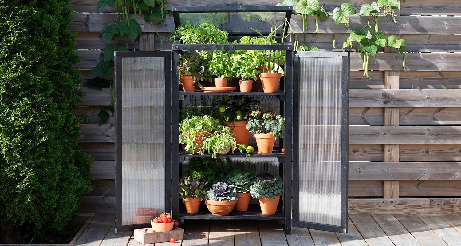 Musta parvekekasvihuone aukeavilla ovilla ja katolla K-Raudasta