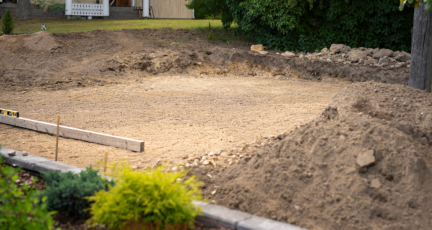 Kukkapenkin perustaminen ja leikkokukka-alueen tasoitus
