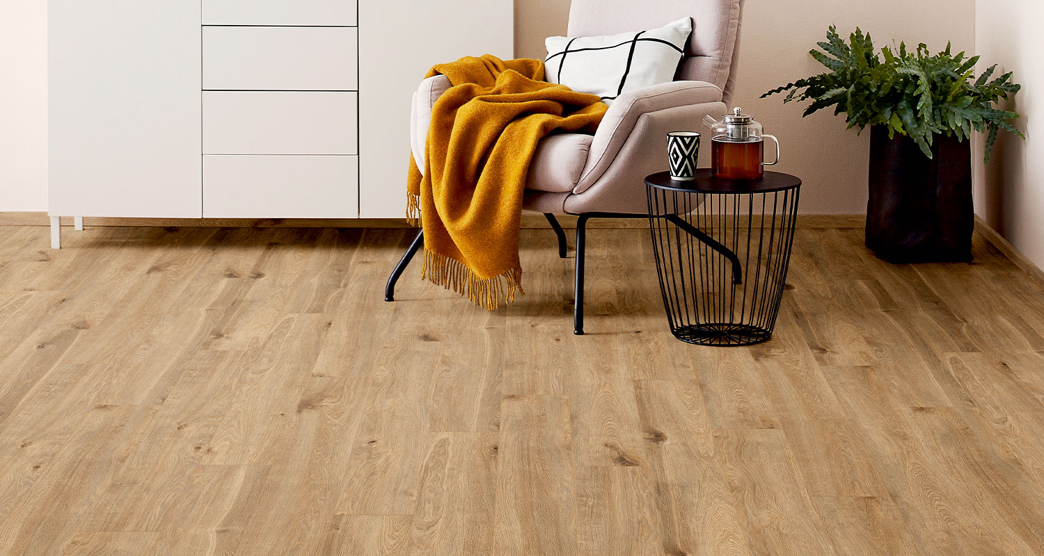 Lämmin puunvärinen hybridilattia olohuoneessa