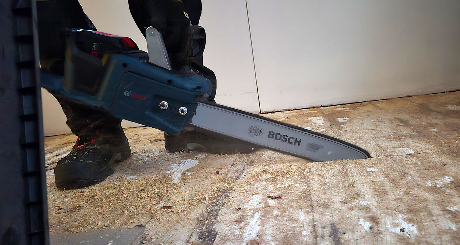 Sahaus käynnissä akkuketjusaha Bosch GKE 18V-40 Sololla. Tuotetta myy K-Rauta.